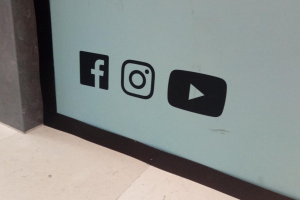 Facebook, Instagram, and YouTube logo's, Utrecht (2019) 01 - a sign that says,'off the door '