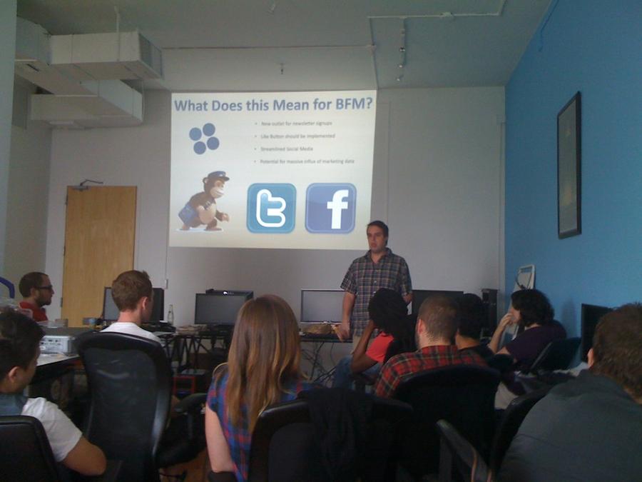 Online Marketing presentation - a sign that says internet internet marketing Online Marketing presentation - a sign that says internet internet marketing