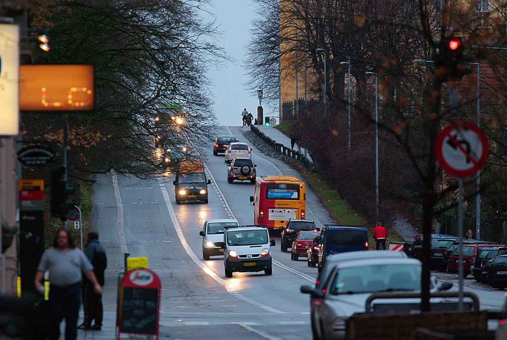 Valby bakke set fra Platan foto edited from NEF - a street with cars and a bus on it Valby bakke set fra Platan foto edited from NEF - a street with cars and a bus on it